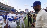 ドジャー・スタジアムに元ド軍の“功労者”が凱旋！ フリーマンがリング贈呈、“友情”伺わせる一幕…大谷も拍手