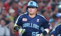 村上宗隆、2試合連発の12号　8月だけで10本目…確信バックスクリーン弾に神宮興奮