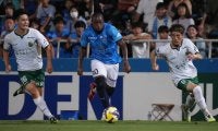 夏の移籍で攻守の要2人が新加入、19位の横浜が東京Vと激突、中村俊輔コーチが猛攻を後押しも思わぬ展開に、城福浩監督が｢非常に大きい｣と語った決着
