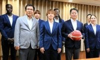 女子バスケの山梨QB、今季の飛躍を誓う 長崎知事「期待したい」