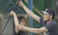 キャッチボール上達を妨げる「腕力頼り」　MLB投手も実践…上体の連動作る“棒ドリル”