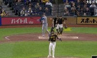 ウソでしょ…？ 大谷翔平、“想定外の打球”で異変「首ヤバいw」「伸びすぎ」相手投手の体勢がおかしくなる「センターフライかと思った」