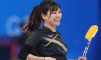 「かっこえーのぉー！」カーリング吉田知那美が白ランクルとの“2ショット”を公開　北海道の秋空とのコントラストに反響