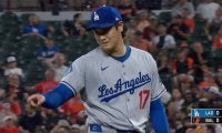 イジってる？ 大谷翔平、“謎のジェスチャー”が話題に「煽り？w」「笑ってるやん」降板時に相手選手に絡んでしまう「最高すぎるw」