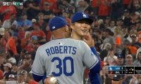 ロバーツ監督が、ベッツ＆フリーマンが…大エース山本由伸の“ノーノー目前”被弾降板に熱い抱擁 心震わせた20秒間の名シーン