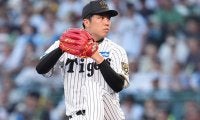 危険球退場の才木浩人、優勝の歓喜の輪に参加　広島ベンチに一礼→藤川監督を胴上げ