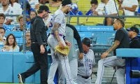 ドジャース戦開始から15分…敵軍に緊急事態発生　ベッツの打席で起きたアクシデント