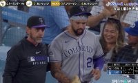 ドジャース戦でまさかのアクシデント ネットの支柱に激突…ファンから心配の声「大丈夫か？」「頭は危ない」