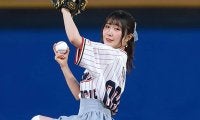スカートふわりの“完璧投球”　ノーバウンドに神宮騒然…人気美女がマウンド上で大喜び