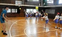 「近畿クラブスフィーダ」の選手ら、愛媛の小学校でバレーボール教室