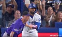 大谷翔平、“激走”ホームインも直後にまさか！ テオスカーが相手投手と思わぬ衝突劇「フリーランドごめん」両者驚きの表情
