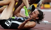 転倒→顔面を踏まれるハプニング…それでもごぼう抜き披露の名手の衝撃走りに驚嘆の声「転倒しても驚異的に見えた」【世界陸上】
