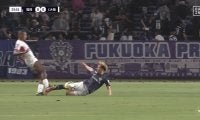 「これがカードなし？」ファン絶句の危険スライディング炸裂　強烈足首キックもお咎めなしで「流石にやばすぎる」
