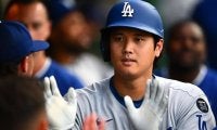 「バットを放り投げて攻撃を活性化させようとした」49号“衝撃弾”にスタンド騒然　大谷翔平の一発を機にドジャース2ケタ得点爆発