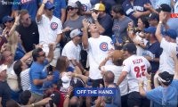「なんで獲らなかった」元カブス“名手”が球場観戦→21歳新人の初HRが飛んでくるも落球！ 大反響の瞬間に本人「手からこぼれ落ちちゃった」