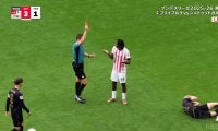 「愚かだ…」19歳逸材が“足裏ハイキック”で衝撃の一発レッドカード！「クレイジーだ」頭部直撃の超危険ファウルに海外ファンも呆れ