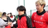 パリ街角で中村敬斗が笑顔のサムズアップ！ 元日本代表が公開したツーショットに｢元気そうで良かった！｣｢2人ともイケメン｣