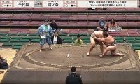 突然何があった？ 力士が不自然に崩れ落ちる驚きの決着 相手力士も心配隠せず
