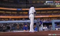 大谷翔平が「忙しすぎ」 投げて即→先頭打者「ショウヘイが走って、備えている」米識者も熱視線「最もクールな光景」