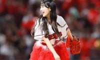 赤いスカートなびかせ豪快投球「惑星一可愛い」　ガチ勢美女の降臨に悶絶「大好きだ」