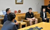 バスケB1・群馬クレインサンダーズ、開幕を前に太田市長を表敬訪問