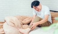 睡眠時に足がつる原因