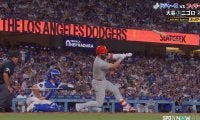 ドジャース戦で珍光景 バットがすっぽ抜けて吹っ飛んだ…野手も“ビックリ”の瞬間「すごい飛んだw」「恐ろしいw」