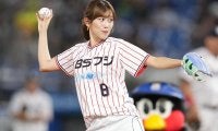 白ショーパンで豪快足上げ　ポニテになった美人アナに興奮…神宮熱狂のゆるふわ投球