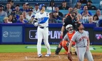 大谷翔平、52号逆転3ラン　カーショーと笑顔で抱擁、シュワーバーに1本差…2戦ぶり一発に本拠地熱狂