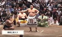 横綱の背後に“ひょっこり”イケメン俳優の姿「めっちゃ見てる」「髪の色変えたんですね」横綱土俵入りの一コマにファン注目