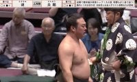 人気力士が信じられない格好に…「シン・マトリックスみたいになってる」「ポールダンスだ」“負けない気持ち”が溢れた驚愕の結末