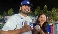大谷53号、女性の頭に直撃も「大丈夫です！」　仲良しカップルが大興奮キャッチ