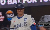 まるでサーカス！大谷翔平、自身のフライ球を自分でキャッチ！？“ニヤリ顔”が話題「あの反応なら守備もやれそうだなw」