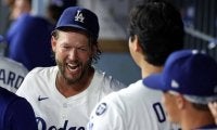 ベンチで発見、大谷翔平とカーショーが「ぎこちない!?」　ド軍メディアも注目した光景