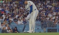 一体、何が起こった？ 大谷翔平、目を疑う“まさかの行動”「どうした」「笑ったw」試合中のリラックスしすぎた姿が話題に「たまにふざけるの好き」