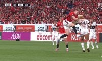 「カードだろ」鈴木優磨、背後からジャンピングタックル喰らうもノーカードで指揮官も抗議「かなり危険なプレー」