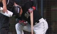 ロッテ藤岡裕大が途中交代　自打球に苦悶の表情…バットを“杖”に足引きずり、守備から退く