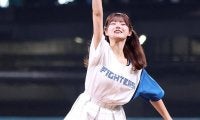 エスコン降臨…きつね耳美女に「ご褒美がすぎる」　ファン悶絶の“ひらり”「可愛すぎ」