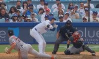 なんで打った…？ 大谷翔平、変態片手打ちで“まさかのハプニング”「よく打ったな」「どうなってるw」とんでもない体勢で“バット粉砕打”… ファン騒然