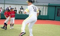 キャッチボール上達で大切な指先の“遊び”　元MLB右腕が伝授「肘から先に出さないで」