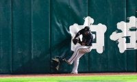ソフトバンク戦で珍事発生…オリ廣岡がフェンスに接触→“中身”露出　スタッフ修繕で3分中断