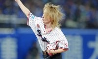 神宮に降臨した“謎の金髪右腕”　剛速球に球場どよめき「クソ速くて本当笑う」