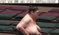 「腕と足がかなり細い」164キロの巨漢力士、“ほっそり”美脚が話題 豪快な上手投げで白星も「最後、足怖かった」