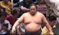 「さすがにやりすぎ」「後ろから押した」人気力士が土俵下に転落 “あわや”の偶発的場面にファン騒然 緊張の瞬間を“ほっこり”な瞬間に変えた力士のファインプレーに称賛も
