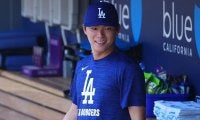 山本由伸、イチロー氏と2分間談笑　試合前に“ダッシュ”で駆け寄る…佐々木朗希も挨拶