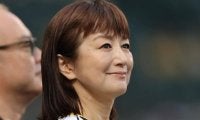 「これが本物の美しさ」聖地甲子園を訪れた＂勝利の女神＂の始球式に反響止まらず「時が止まっている」