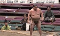 「一体どうした？」力士が目の前で起こった“不測の事態”に驚き顔も…直後の紳士な行動にファン感心「優しさがすぎる……」