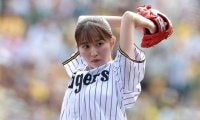 人気女子アナが大胆ワインドアップ　場内どよめき…豪快投球に“倒れ込み”で赤面