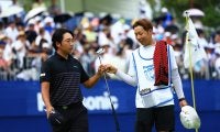 猛追も1打届かず 惜敗の小木曽喬と堀川未来夢はウォーターシャワーで勝者を祝福