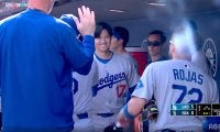 55号大谷翔平とフリーマン、ひと味違った「恒例儀式」　途中交代も待ち構えた歓喜の瞬間、大谷出迎え“深々と”祝福